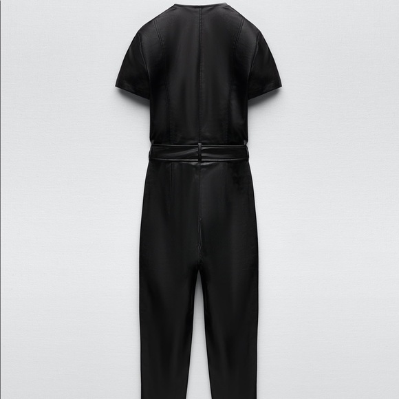 Zara ZIPPERED FAUX LEATHER V-Neck Short Sleeve JUMPSUIT Black Size S NEW - Picture 8 of 8